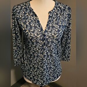 Euc H&M Floral Green V Neck Quarter Length Sleeve. Sz XS.